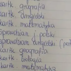 Zapisane odręcznie daty i przedmioty na kartce w kratkę: kartkówki i sprawdziany.