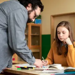 Czy nauczyciel może udzielać korepetycji swojemu uczniowi? Etyka i prawo