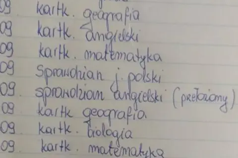 Zapisane odręcznie daty i przedmioty na kartce w kratkę: kartkówki i sprawdziany.