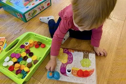 Najlepsze zabawki edukacyjne dla 2 latka, które wspierają rozwój