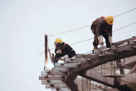 Testy na uprawnienia budowlane – jak skutecznie nauczyć się przepisów?