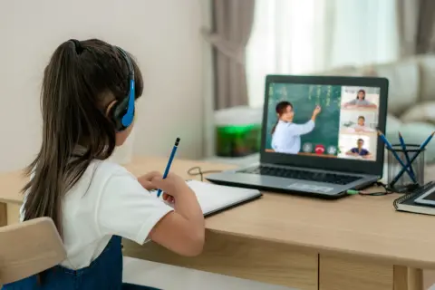 Czy nauczanie zdalne jest dobre? Analiza zalet i wad edukacji online