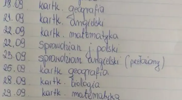 Zapisane odręcznie daty i przedmioty na kartce w kratkę: kartkówki i sprawdziany.