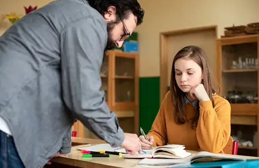 Czy nauczyciel może udzielać korepetycji swojemu uczniowi? Etyka i prawo
