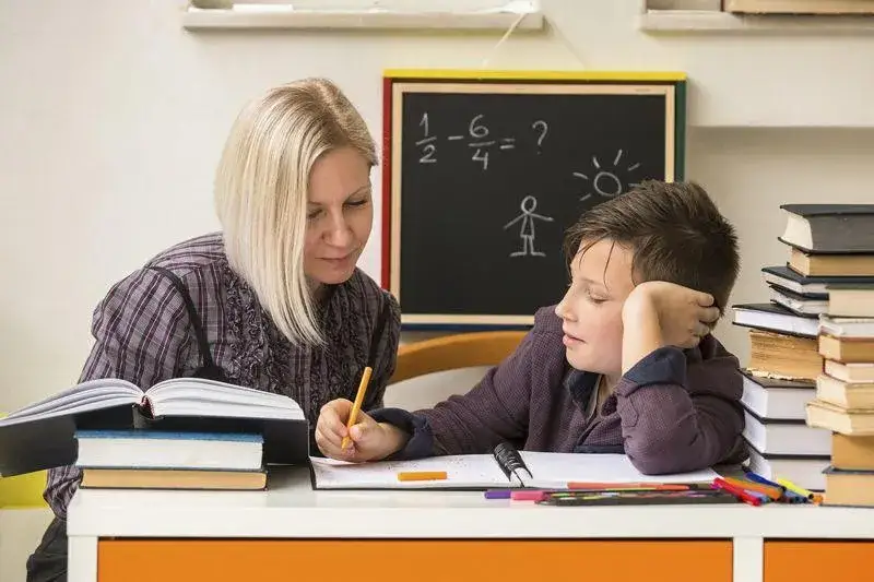 Zdjęcie Czy nauczyciel może udzielać korepetycji swojemu uczniowi? Etyka i prawo