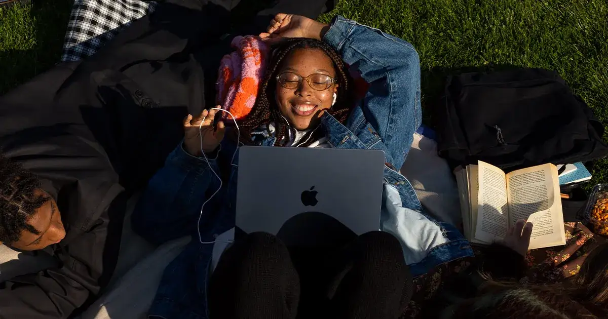 Zdjęcie Ile wynosi zniżka edukacyjna Apple i jak ją uzyskać?