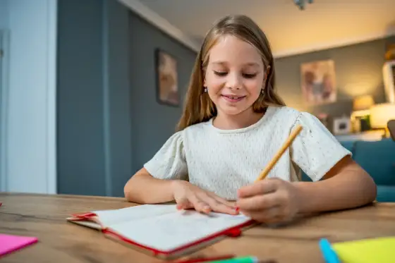 Co to jest nauczanie stacjonarne i jak różni się od innych form edukacji?