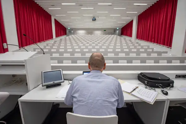 Czy będzie nauczanie zdalne na uczelniach? Co musisz wiedzieć teraz